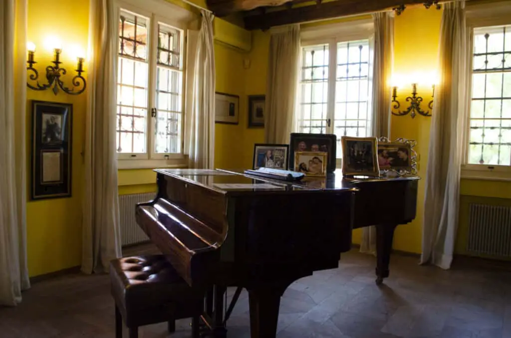Piano in a room 