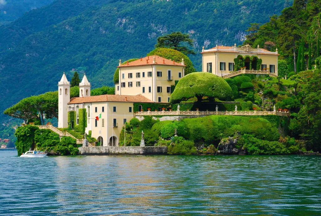 Picture of an Italian mansion on lake Como